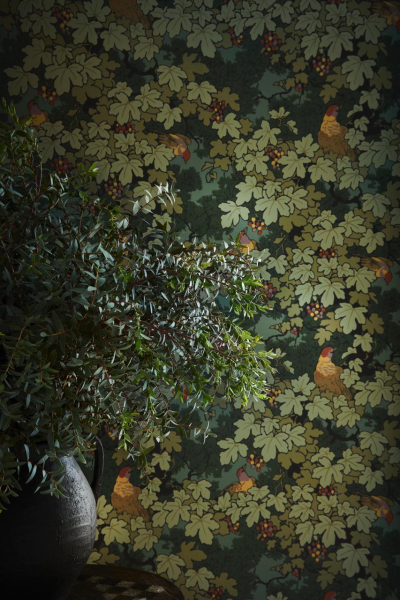 Wandgestaltung mit dunklen Farben Gruen streichen Tapete Forest Little Greene decohome.de 1