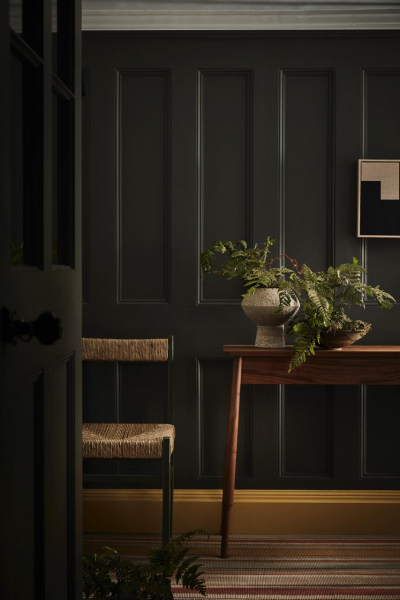 Wandgestaltung mit dunklen Farben Gruen streichen Tapete Forest Little Greene decohome.de 3