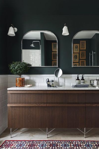 badgestaltung dunkle wandfarbe holzfronten teppich sitzbank Superfront Photo Karl Anderson