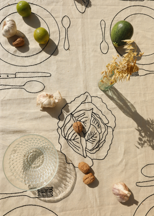 sommerliche tischdeko bestickte tischdecke sarah espeute decohome.de