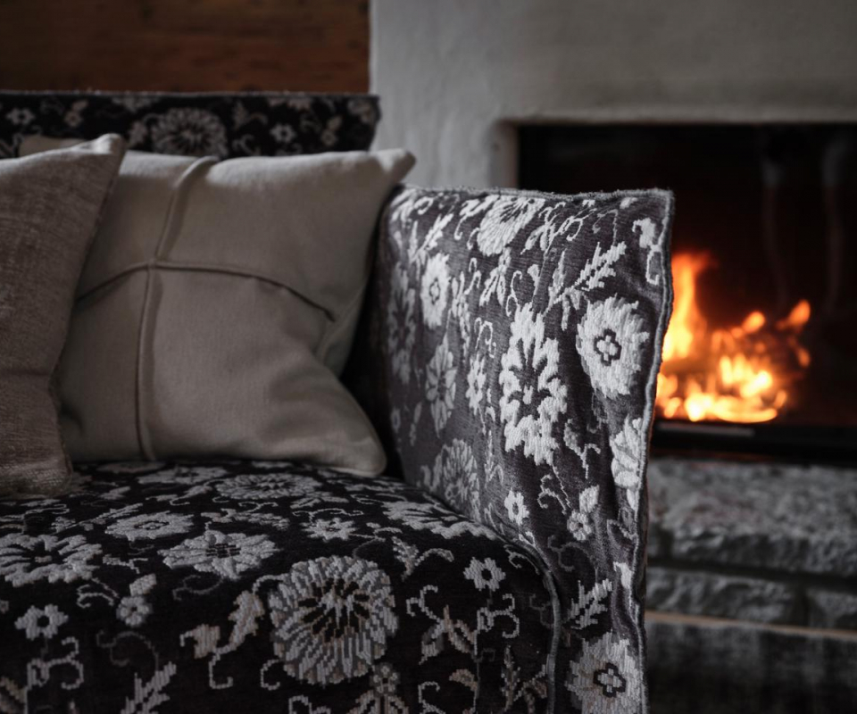 blumentstoff landhausstil sofa kamin gemuetlich decochome.de