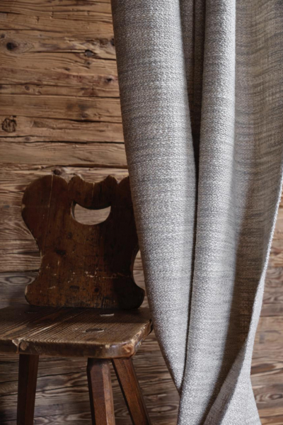 grauer vorhang fine chaletstil holzstuhl decohome.de