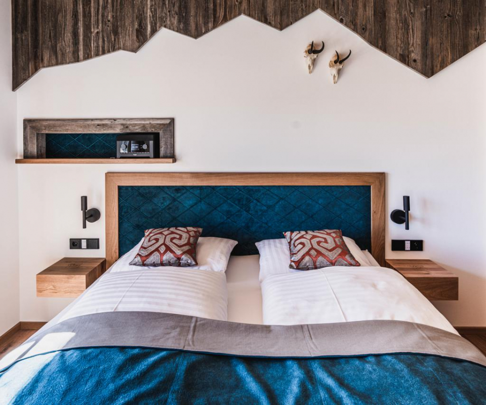 landhaus schlafzimmer betthaupt DelmonteEinrichtung Chalet am Wetterkreuz decohome.de 1