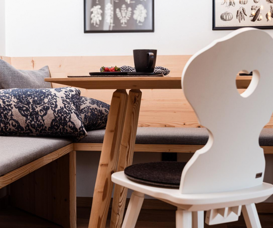 landhausstil modern eckbank esstisch kissen mit muster raumkunst werdenfels decohome.de 1