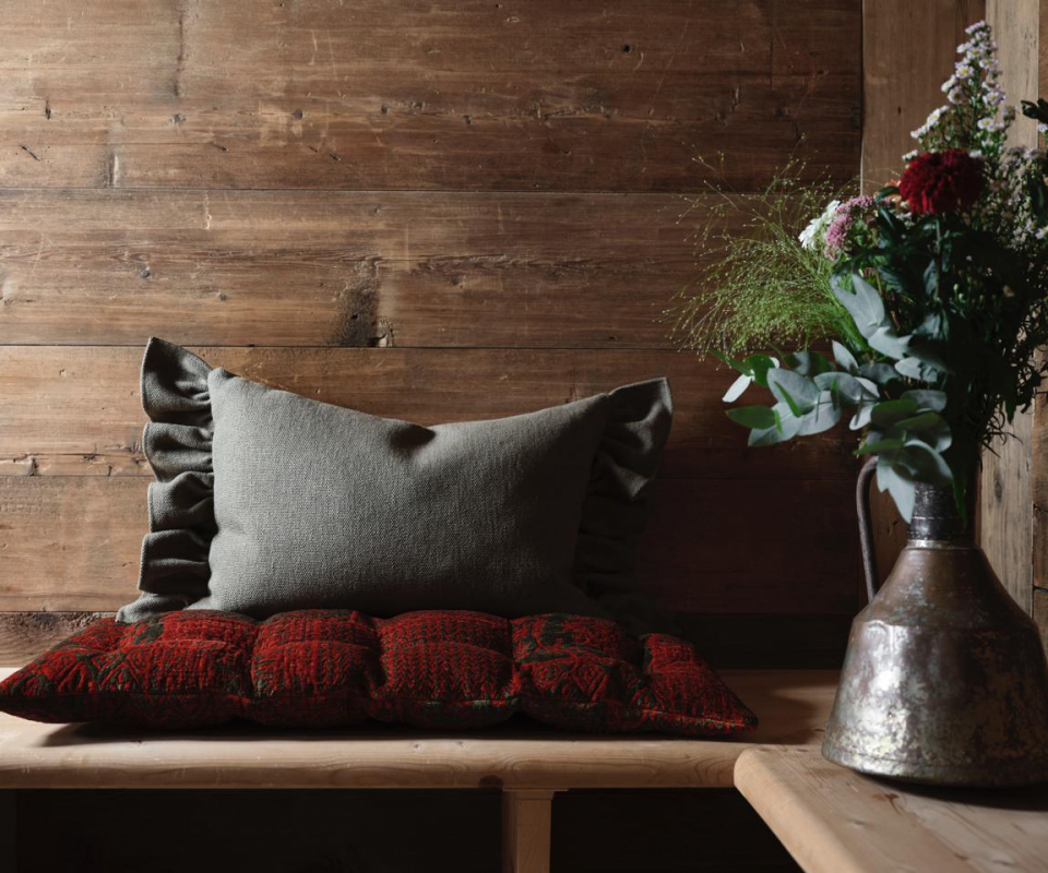 landhausstil modern kissen grau rot montchalet decohome.de