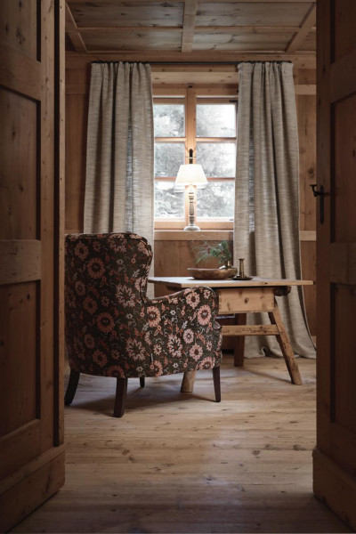 landhausstil modern vorhaenge ohrensessel stoffe fine montchalet decohome.de