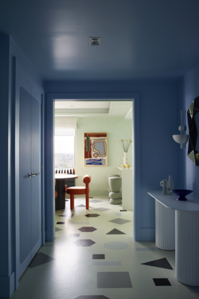 geometrischer terrazzo boden weisse konsole blaue wand Owl design1a