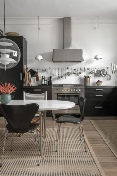scandi style kopenhagen altbau homestory line nevers krabbenhoft kueche tisch herd sofacompany 32