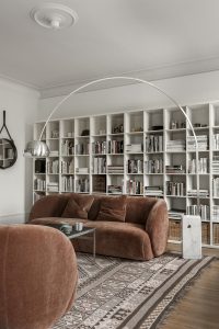 scandi style kopenhagen altbau homestory line nevers krabbenhoft wohnzimmer buecherregal sofacompany 20