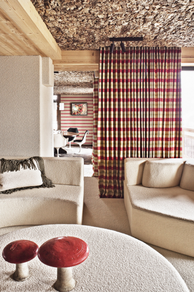Bergchalet beiges Sofa boucle jean philippe Demeyer karo vorhang interiordesign decohom.de
