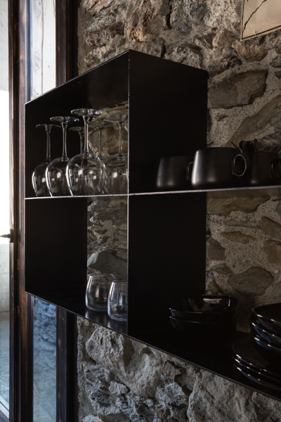 rustikale mauern modernes regal decohome.de arch. ALFREDO VANOTTI ph monica spezia livinginside 7