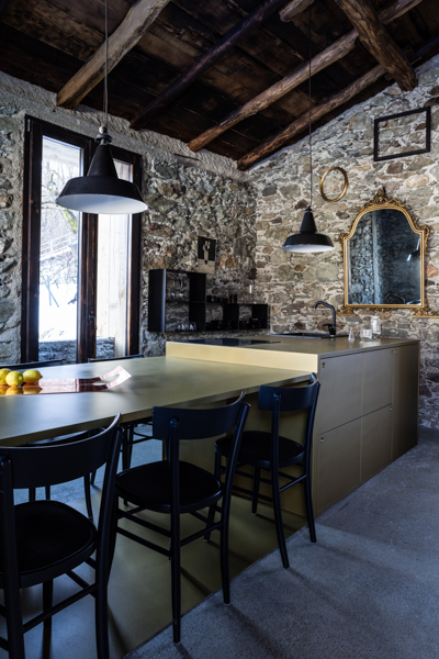 stall umbau esstisch und kueche arch. ALFREDO VANOTTI ph monica spezia livinginside 6 1