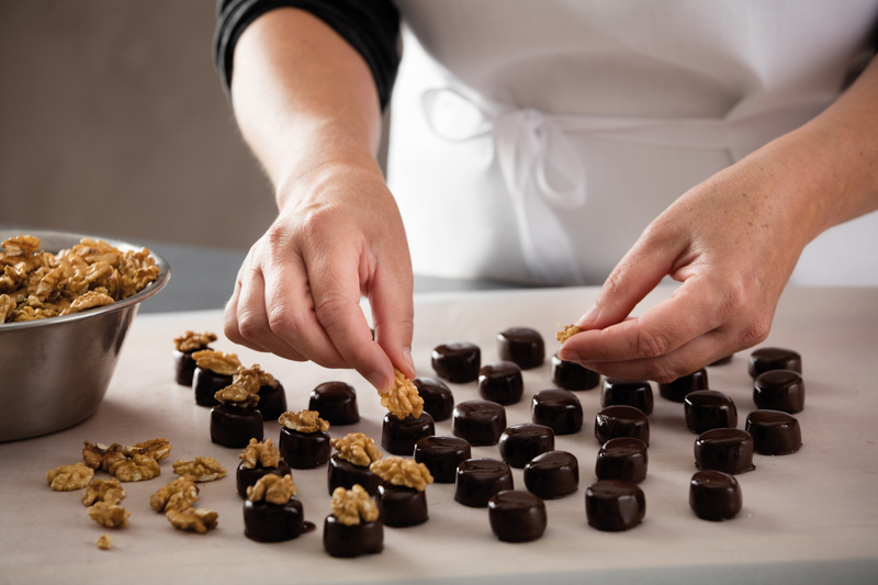 pralinen handwerk Marzipan Walnuss auflegen decohome.de