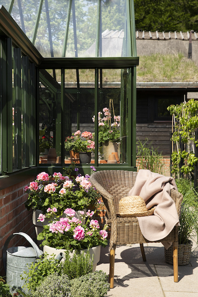 Sitzplatz mit Geranien Country Chic decohome.de