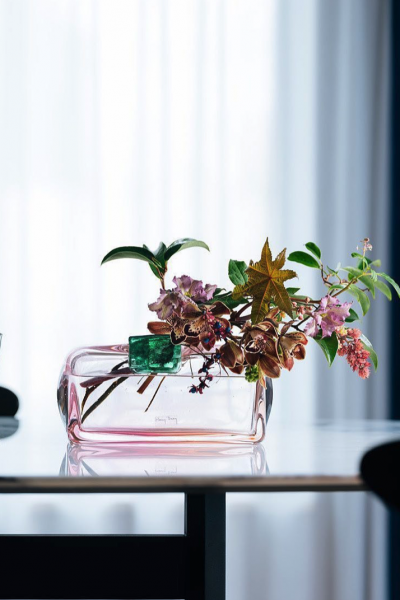 antwerp design week glasvase roas gruen moderner blumenstrauss henry dean decohome.de