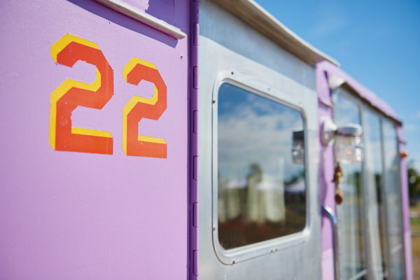 el cosmico trailer viollett von aussen decohome.de