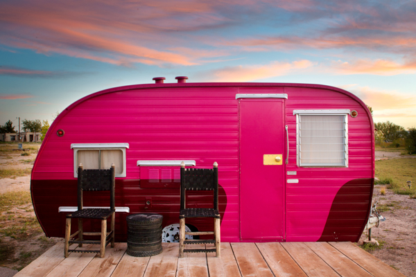 pinker trailer wohnwagen el cosmico decohome.de