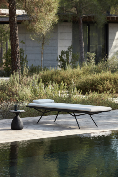 sonnenliege modernes design schwart MANUTTI x SAN decohome.de