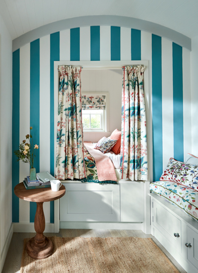 Bettnische gestreifte Tapete Muster Sanderson decohome.de