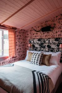 Club Jupiter pinke Tapete Kuhfell Schlafzimmer decohome.de