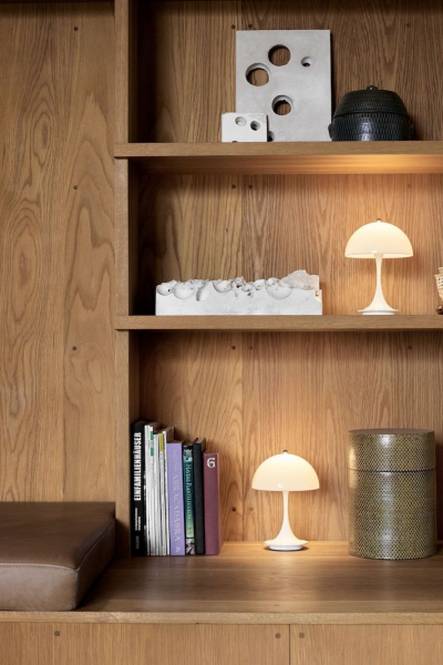 Licht im Regal Louis Poulsen Panthella Portable decohome.de