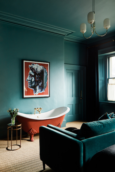 Rote Wanne im Bad Portrait Mylands decohome.de