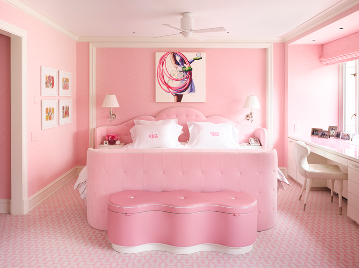 barbiecore schlafzimmer rosa wand boden bett anthony baratta decohome.de
