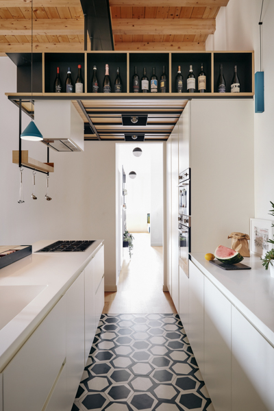 kleine küche haengeschraenke Vibia fliesenboden decohome.de