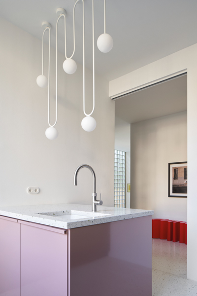 kuecheninsel lila POPSTAHL HEIDELBEER Halbinsel mit Quooker Flex Foto©Annika Feuss decohome.de