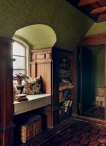 sitzfenster gemusterte kissen holzverkleifdung Cathy Nordstrom Bedroom Blanche wallpaper Spotty window seat Florence footstool cushion decohome.de