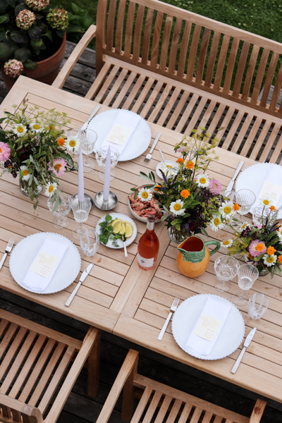 tischdeko ideen sommer blumen holztisch Anker Denmark decohome.de