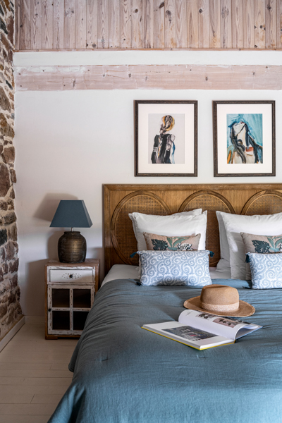 schlafzimmer rattan kopfteil leinendecke blau decohome.deg