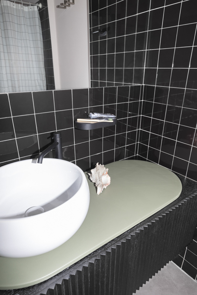 bad mit schwarzen fliesen Casa Lambrate Ph. Beppe Brancato 22