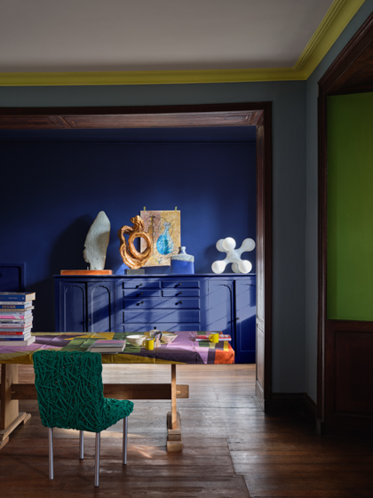 blaue wand und kommode Farrow and Ball 20230327 4044 Christopher John Rogers Farrow and Ball Carte Blance decohome.de