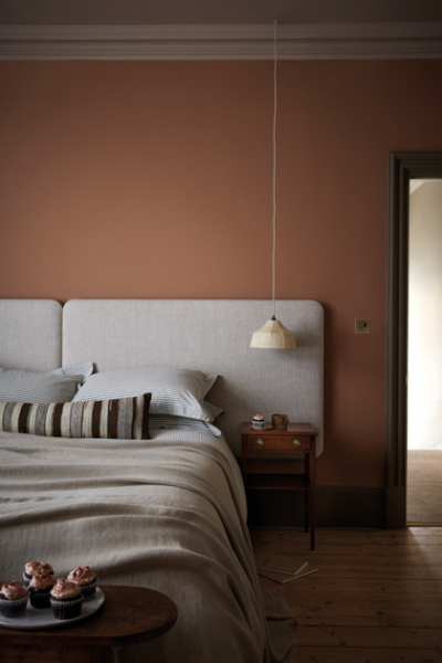 braune wandfarbe schlafzimmer graues bett little greene sweet treats decohome.de