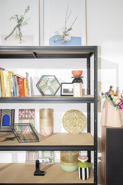 regal mit vasen buechern Casa Lambrate Ph. Beppe Brancato 19