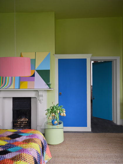 wandfarbe gruen blaue tuer streichen Farrow and Ball 20230329 4038 Christopher John Rogers Farrow and Ball Carte Blance decohome.de