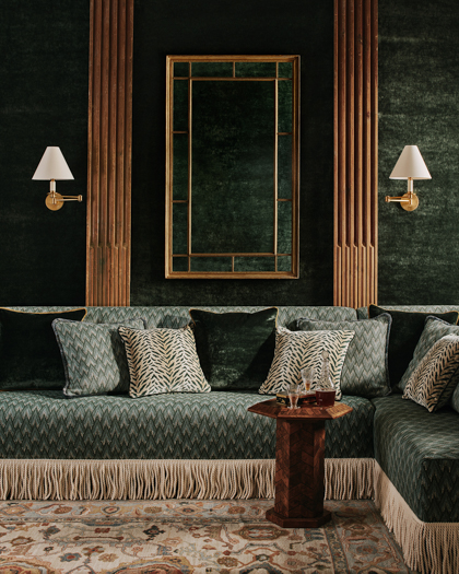 gemuetlich wohnen Colefax gruenes sofa fransen muster teppich decohome.de