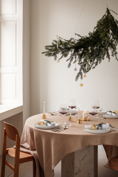 tabelsetting festilich tannenzweige ueber tisch georg jensen decohome.de