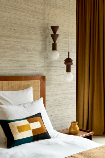 Bett Erdtoene ArteInternational 20221208 2252 Honigkuchen decohome.de