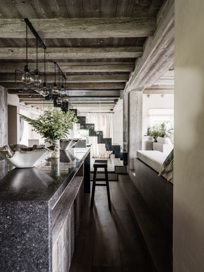 chalet einrichten verbier marianne tiegen holzbalken teppenaufgang decohome.de