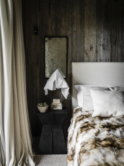 chalet einrichten verbier marianne tiegen schlafzimmer felldecke holzwand decohome.de