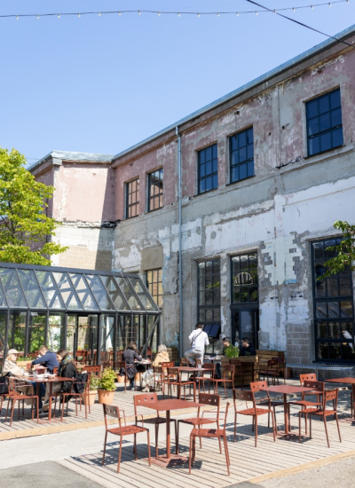 Tallin Citytrip Pöhjala Tehas Café Aussenbereich decohome.de