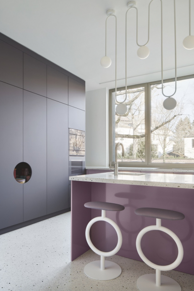 03 POPSTAHL HEIDELBEER Hocker in Nische links mit Hochschrankzeile von fern Foto©Annika Feuss Wohnküche decohome.de