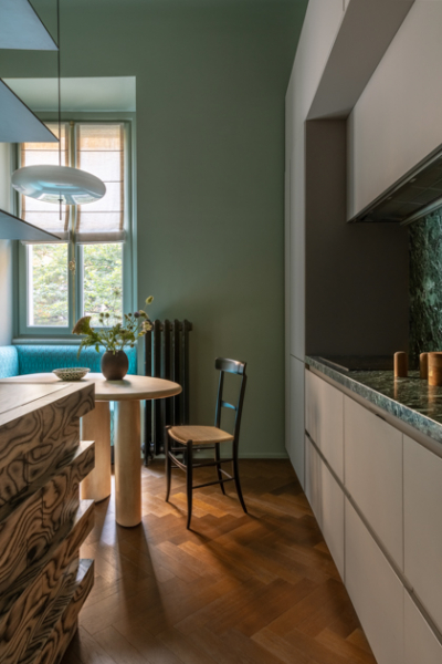 kueche fischgreat parkett tuerkise wand Altbau sanieren mailand studio Aptitude decohome.de G3A6130