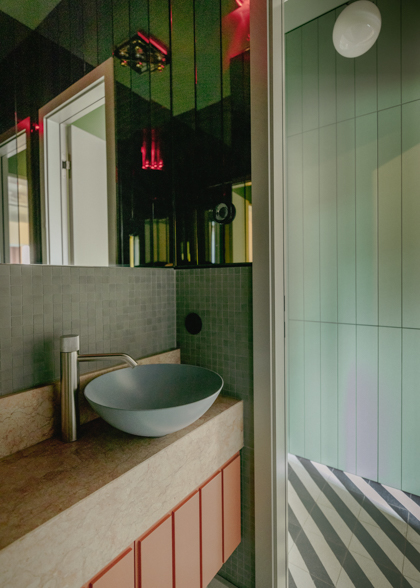 badezimmer waschtisch gestreifter boden decohome.de