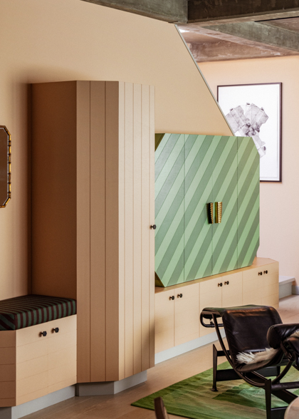 massgefertigter schrank beige streifen decohome.de