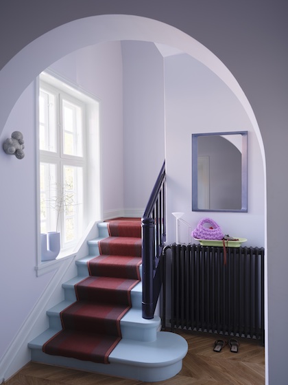 unexpected red muuto arced mirror light lilac decohome.de