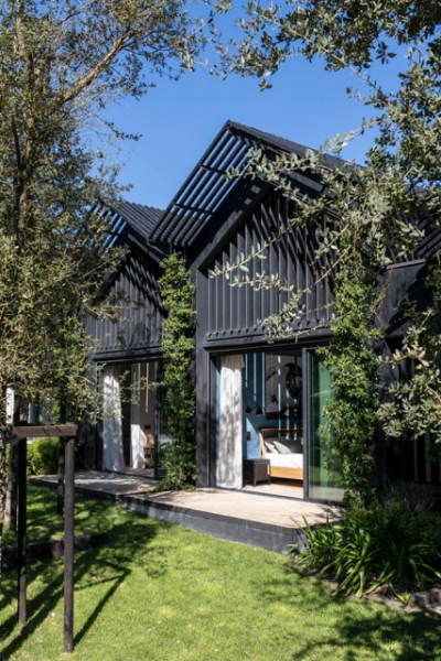 Yakisugi Fassade geflammtes Holz Cap Ferret Terrasse Blick ins Grüne decohome.de