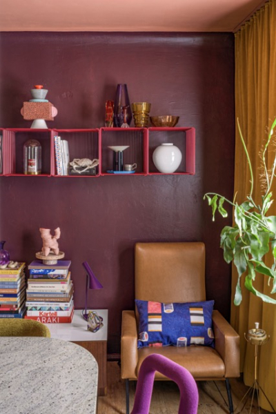 Herr Klar Wohnung Berlin Ledersessel Bücherregal decohome.de